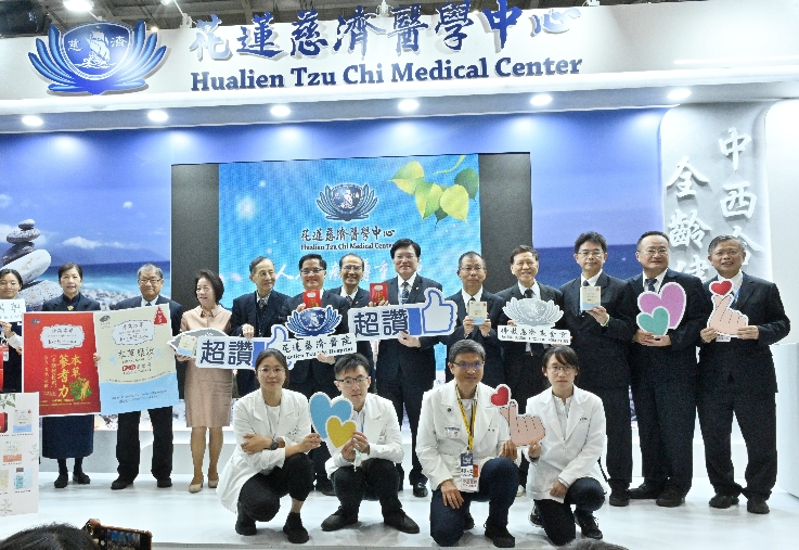 ▲ 花蓮慈濟醫院中西醫研究團隊聚焦癌症、老化分享最新研發的「本草系列飲品」。（記者 李堂安 翻攝）