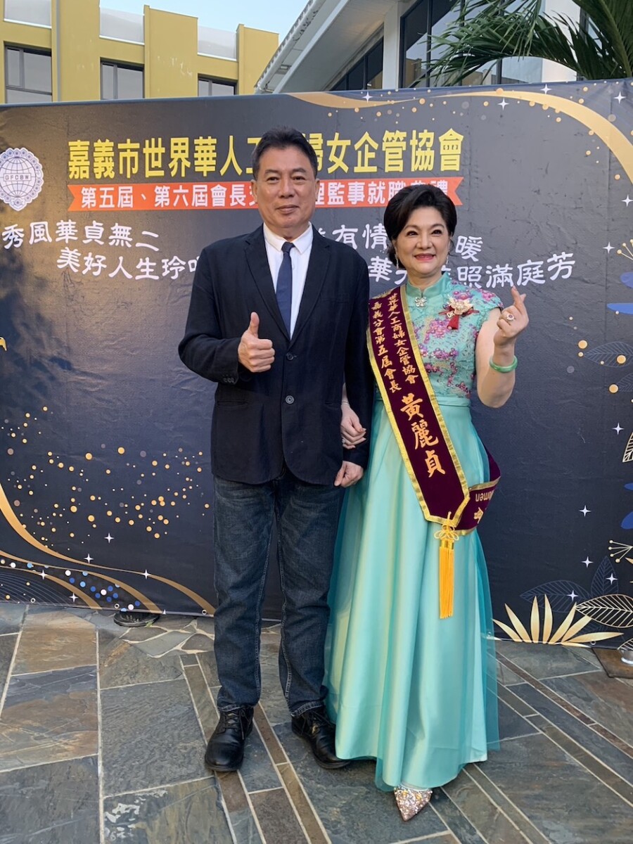 ▲黃麗貞會長在夫婿黃文峯前省諮議員陪同。（圖/記者陳惲朋攝）