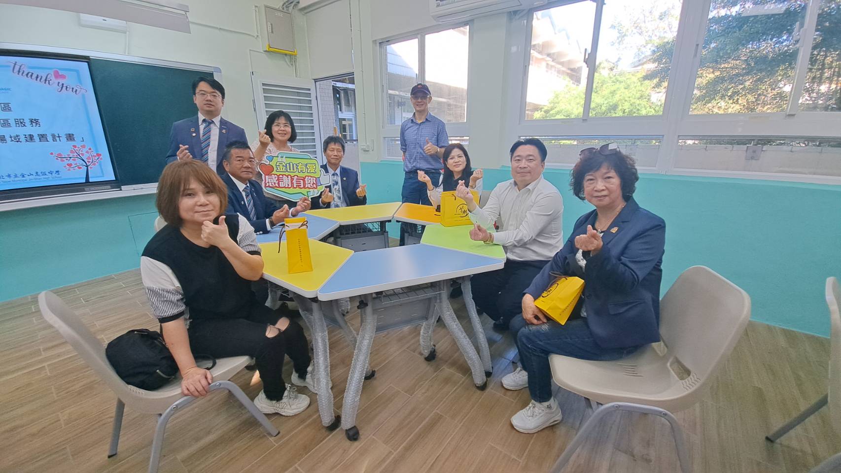 因受限於經費不足，教室空間雖然已經完成美輪美奐的改造，唯獨缺少能快速進行多人分組的移動組合式課桌椅，以致進行分組教學時，須花費時間進行桌椅的搬動與調整，尤其老舊的課桌椅也與嶄新的分組合作智慧學習教室顯不搭調，新的課桌椅可以讓學生分駔討論，多元學習。