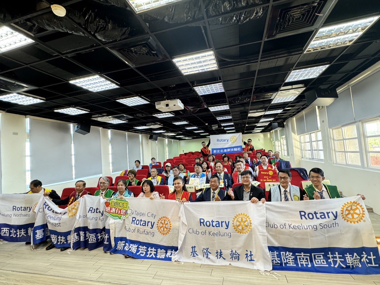 新北市立金山高中校長陳玉桂感謝扶輪社大力支持與協助，合計九個分社全體社員共襄盛舉合力捐助20萬元整，成功地為金山高中募集到亮麗繽紛的組合式課桌椅，幫助學校進行課程教學時，有更豐富多元的學習氛圍，大大提升學習成效。