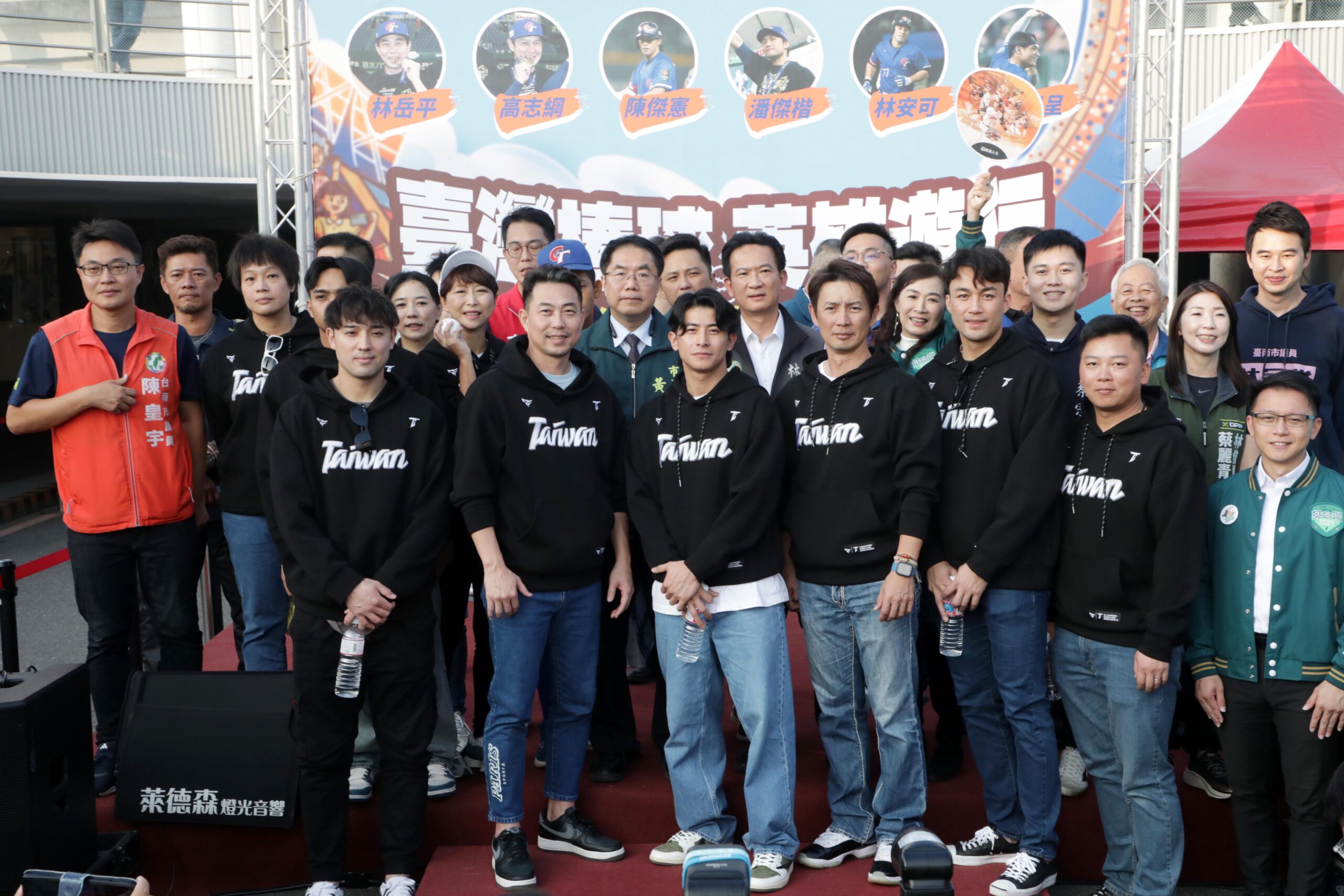 棒球英雄遊行嗨翻台南　12強奪冠隊伍逾2萬人喝采