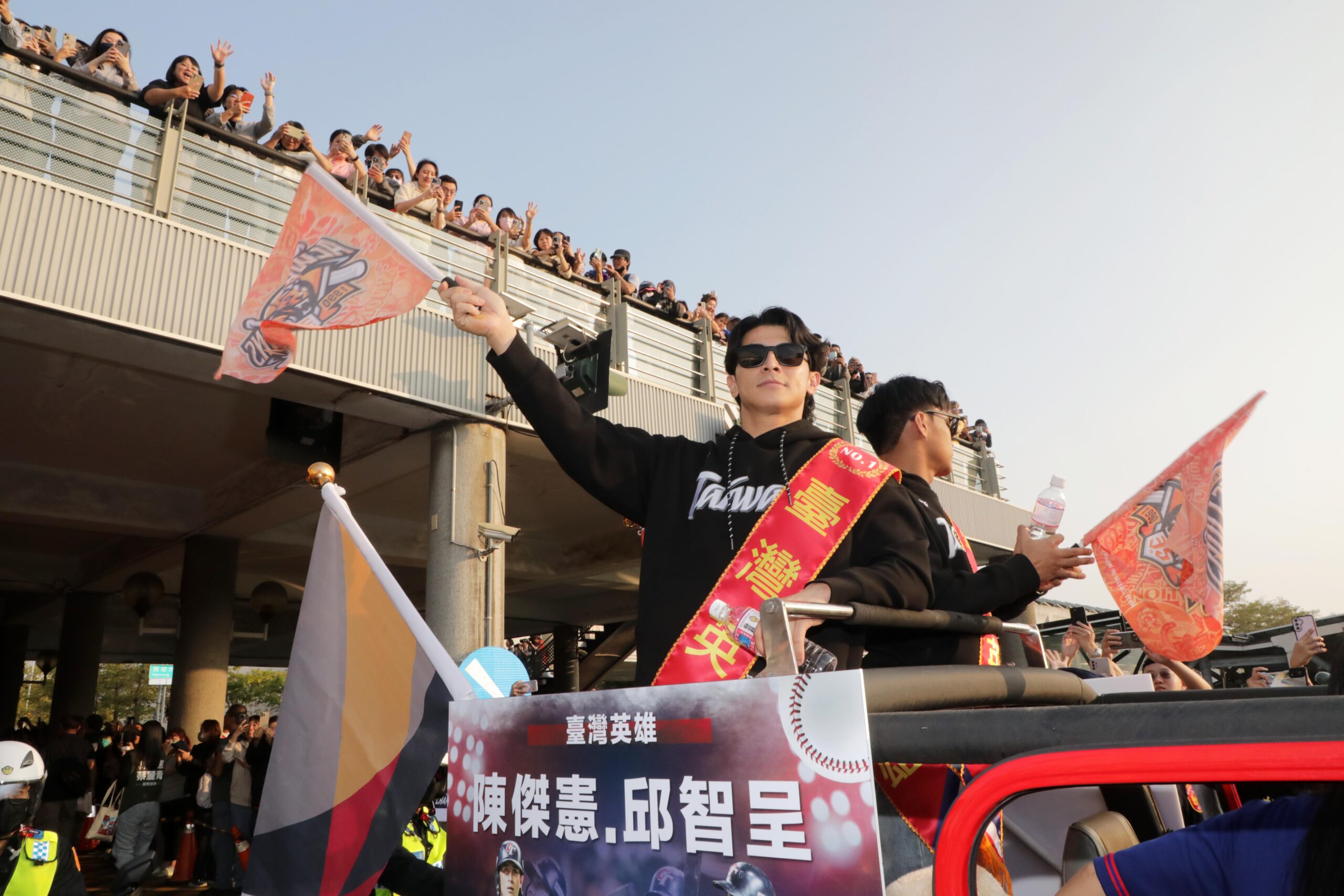 棒球英雄遊行嗨翻台南　12強奪冠隊伍逾2萬人喝采