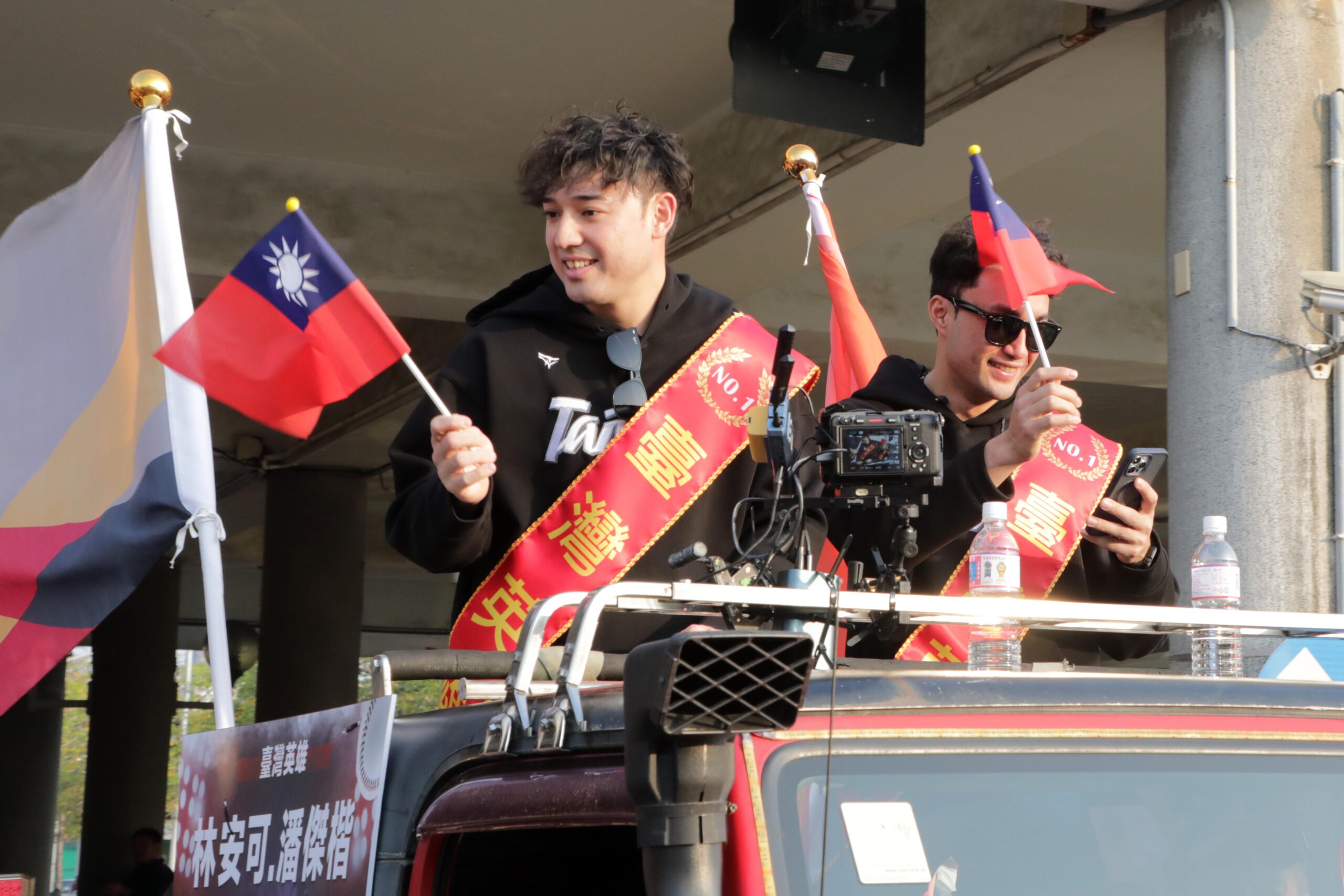棒球英雄遊行嗨翻台南　12強奪冠隊伍逾2萬人喝采