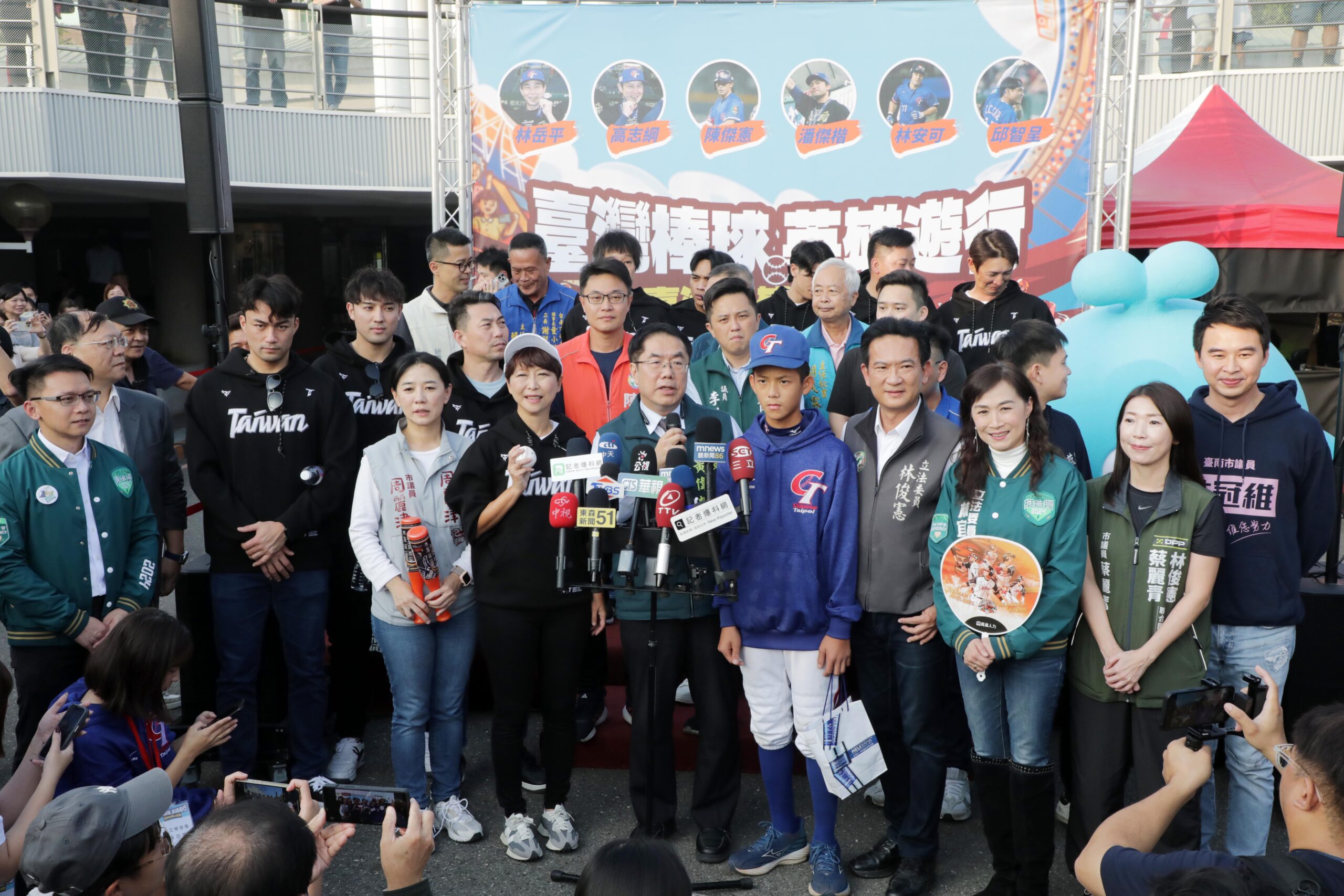 棒球英雄遊行嗨翻台南　12強奪冠隊伍逾2萬人喝采