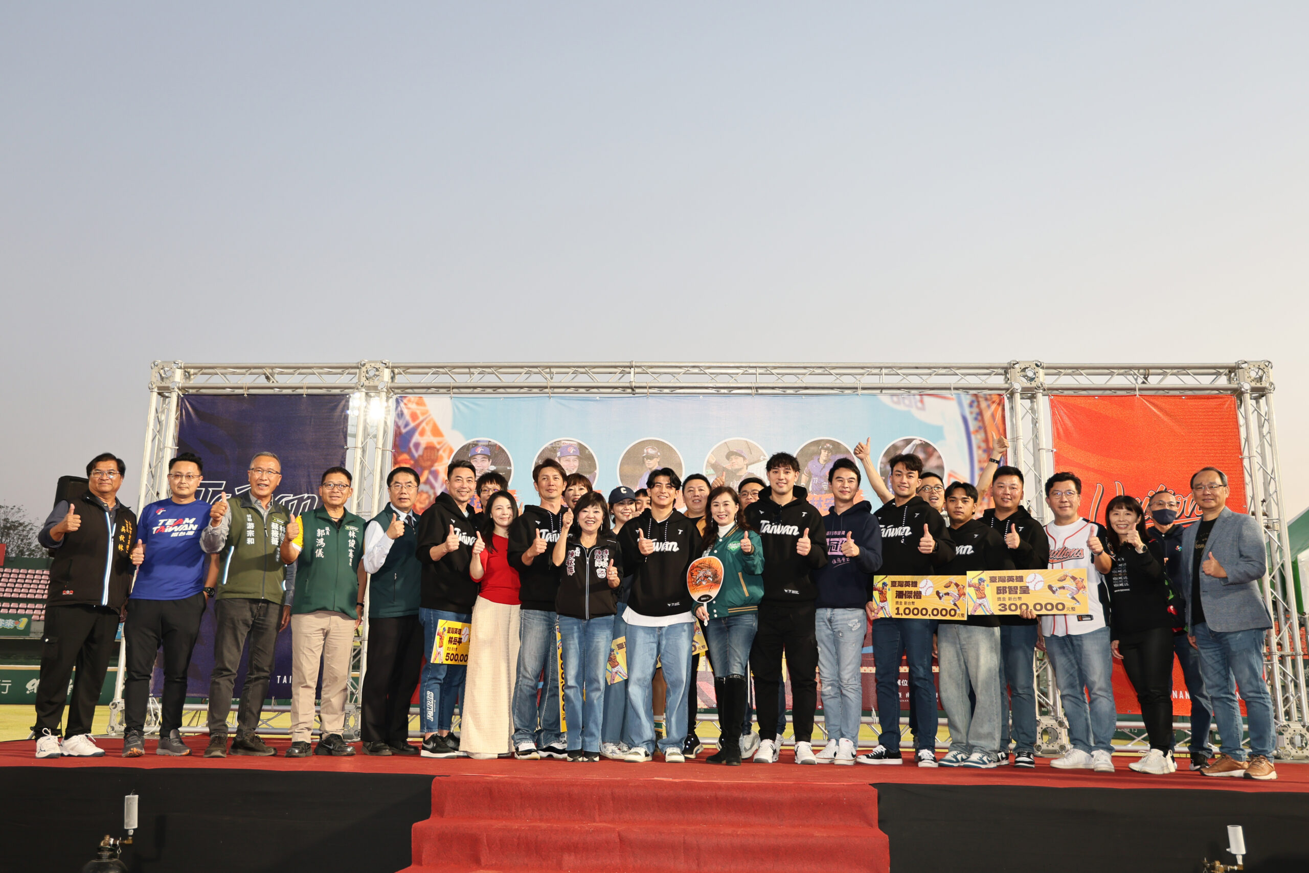 棒球英雄遊行嗨翻台南　12強奪冠隊伍逾2萬人喝采