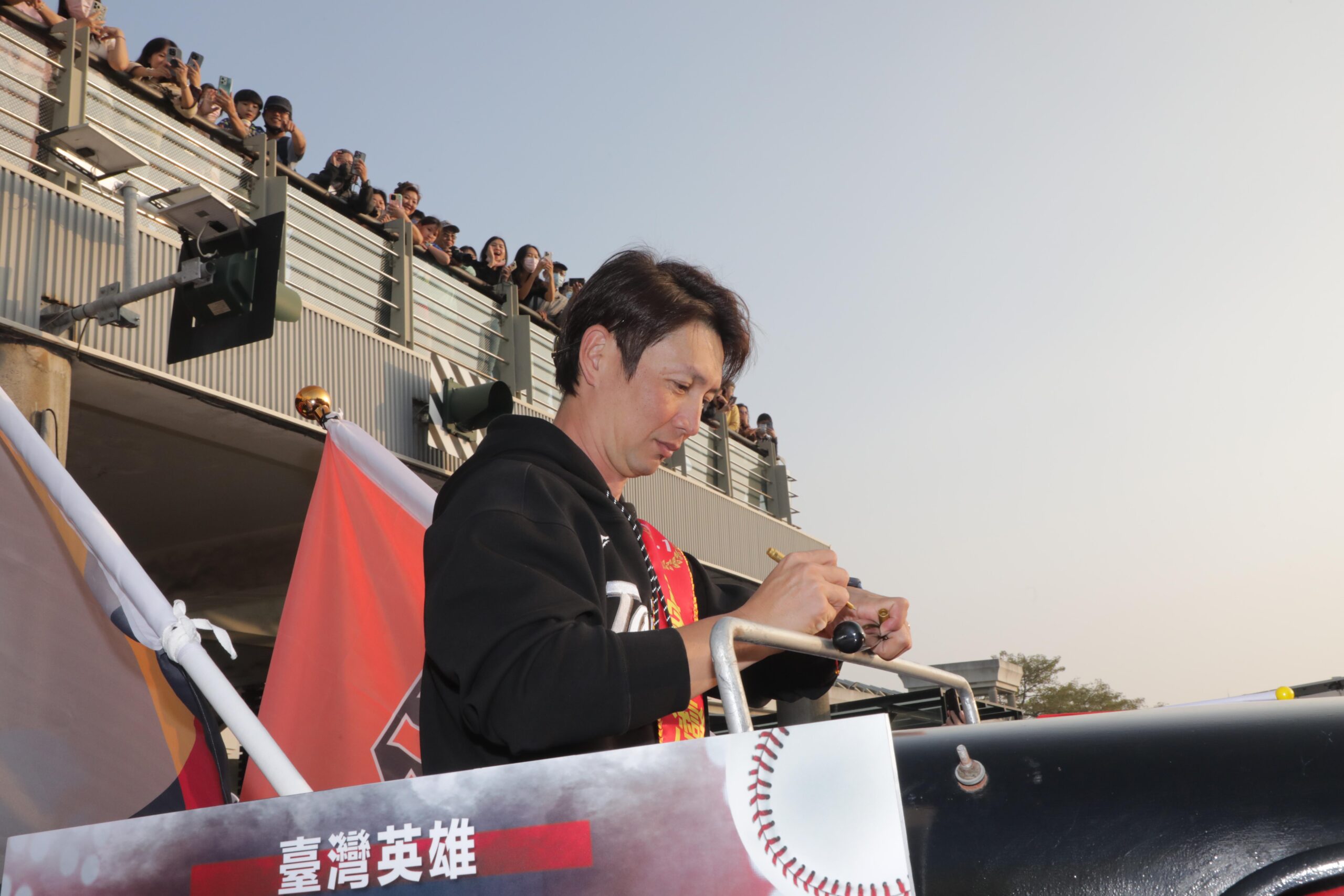 棒球英雄遊行嗨翻台南　12強奪冠隊伍逾2萬人喝采