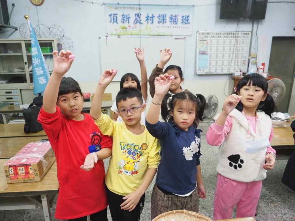 ▲頂新和德文教基金會創辦人魏應充長年關心永靖地區偏鄉兒童教育，於2009年在永靖最偏遠的竹子村成立「頂新農村課輔班」，提供數學和英文科的免費課後輔導。（頂新和德文教基金會）