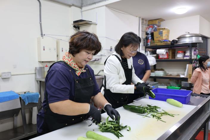 ▲德興魯肉飯店透過職務再設計,打造青銀共好職場。(記者廖承恩翻攝)