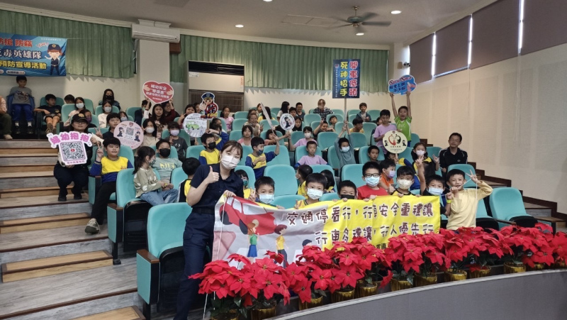 ▲西螺分局向學童進行交通安全宣導。(記者廖承恩拍攝)