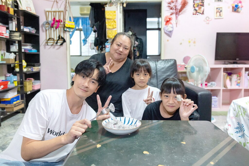 鄭元暢拜訪展望會關顧8年多的家庭,鼓勵大家勇敢往夢想前進。(台灣世界展望會提供)