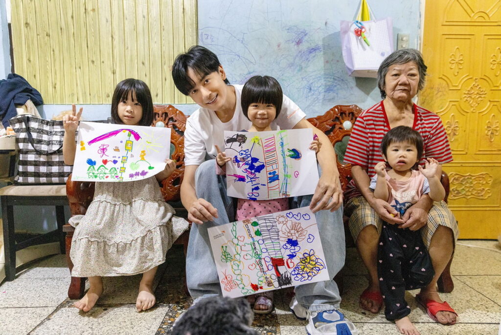 鄭元暢拜訪愛畫畫小姐妹與阿嬤一家,邀請大家為他們打造彩色、希望的未來。(台灣世界展望會提供)