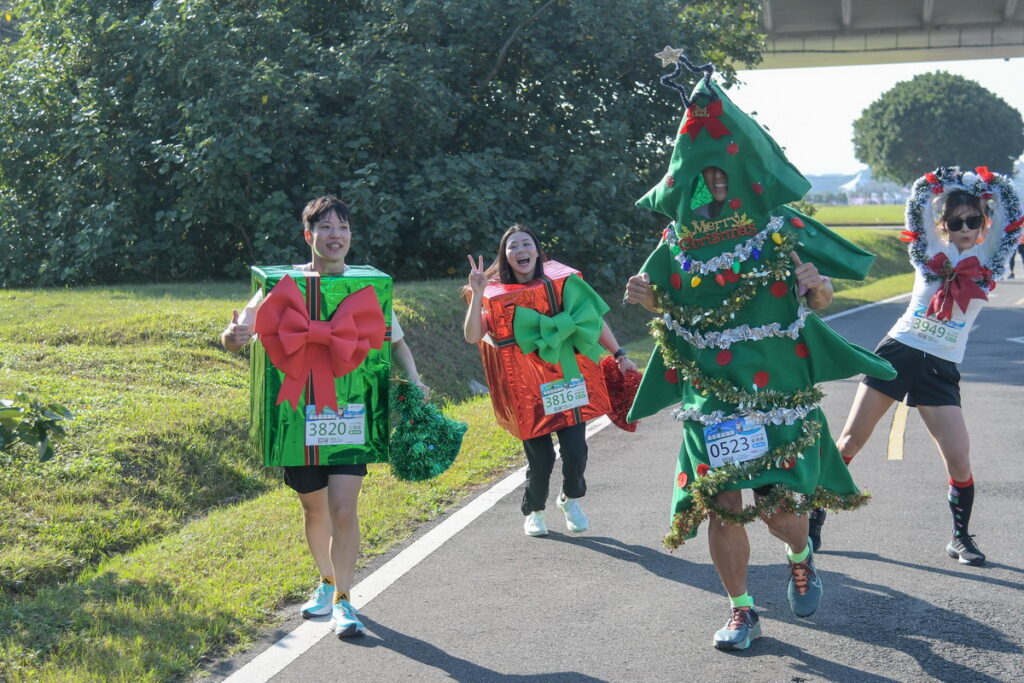 會場設有聖誕造景營造聖誕氣氛，邀請跑者參加聖誕造型獎。