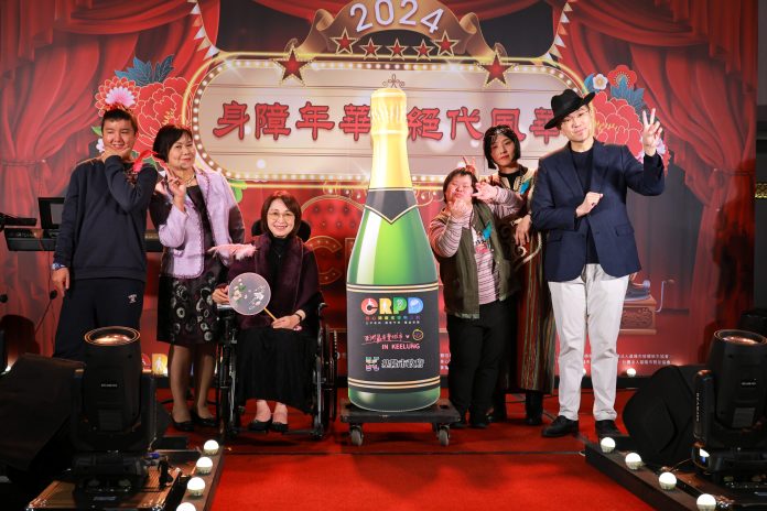 基隆復古「夜總會」舞會 慶祝國際身心障礙者日 展現身障者絕代風華 84 謝國樑市長與身心障礙者一起啟動身障舞會。圖/基隆市政府社會處提供。 0 scaled