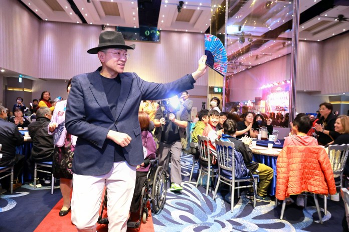 基隆復古「夜總會」舞會 慶祝國際身心障礙者日 展現身障者絕代風華 86 基隆市長謝國樑蒞臨身障舞會與身障朋友們一起同歡。圖/基隆市政府社會處提供。 0