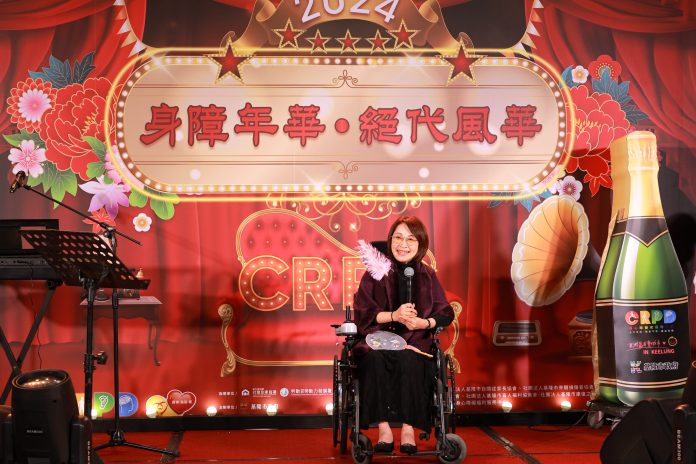 基隆復古「夜總會」舞會 慶祝國際身心障礙者日 展現身障者絕代風華 87 社會處楊玉欣處長為身障舞會致詞。圖/基隆市政府社會處提供。 0 scaled