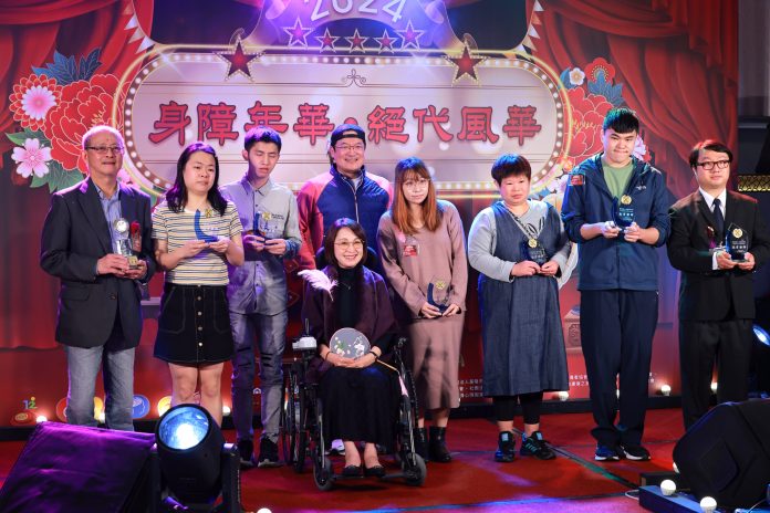 基隆復古「夜總會」舞會 慶祝國際身心障礙者日 展現身障者絕代風華 88 楊玉欣處長頒發身障績優服務人員及廠商。圖/基隆市政府社會處提供。 0 scaled