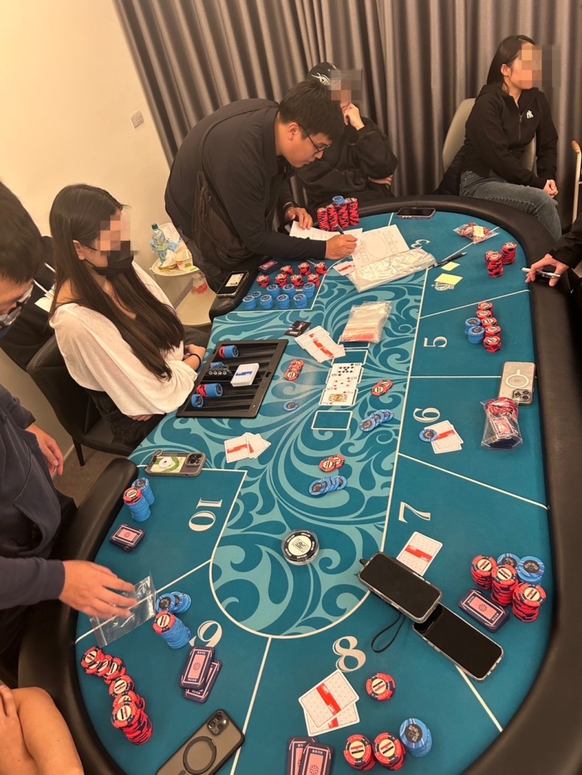 大同分局於昨(4)日深夜持士林地方法院核發之搜索票執行查緝,現場逮捕包括負責人、荷官及賭客在內的20人。(記者 黃荷琇翻攝)