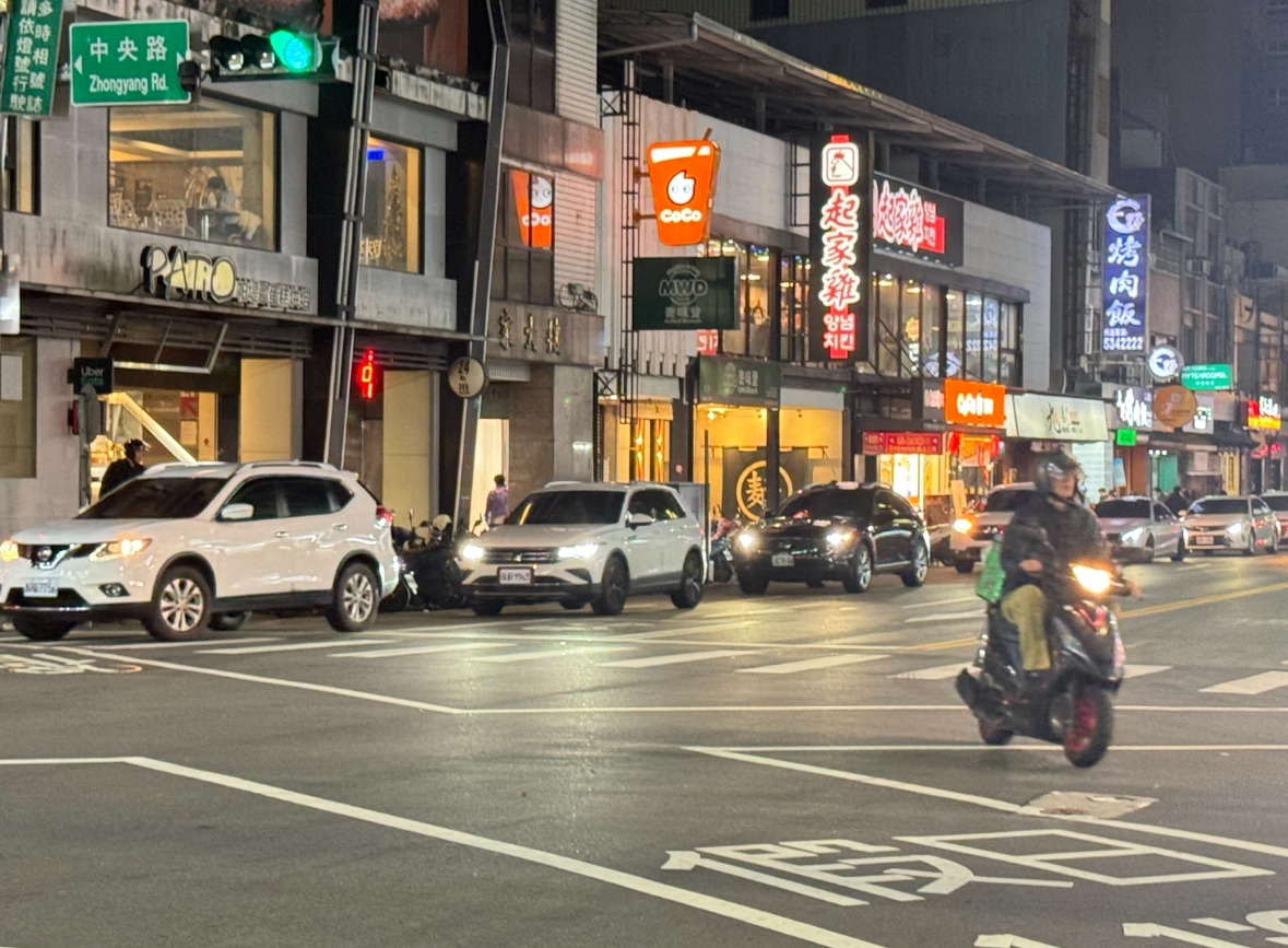 週年慶帶來大量車潮造成交通大打結。（圖/記者林照東攝）