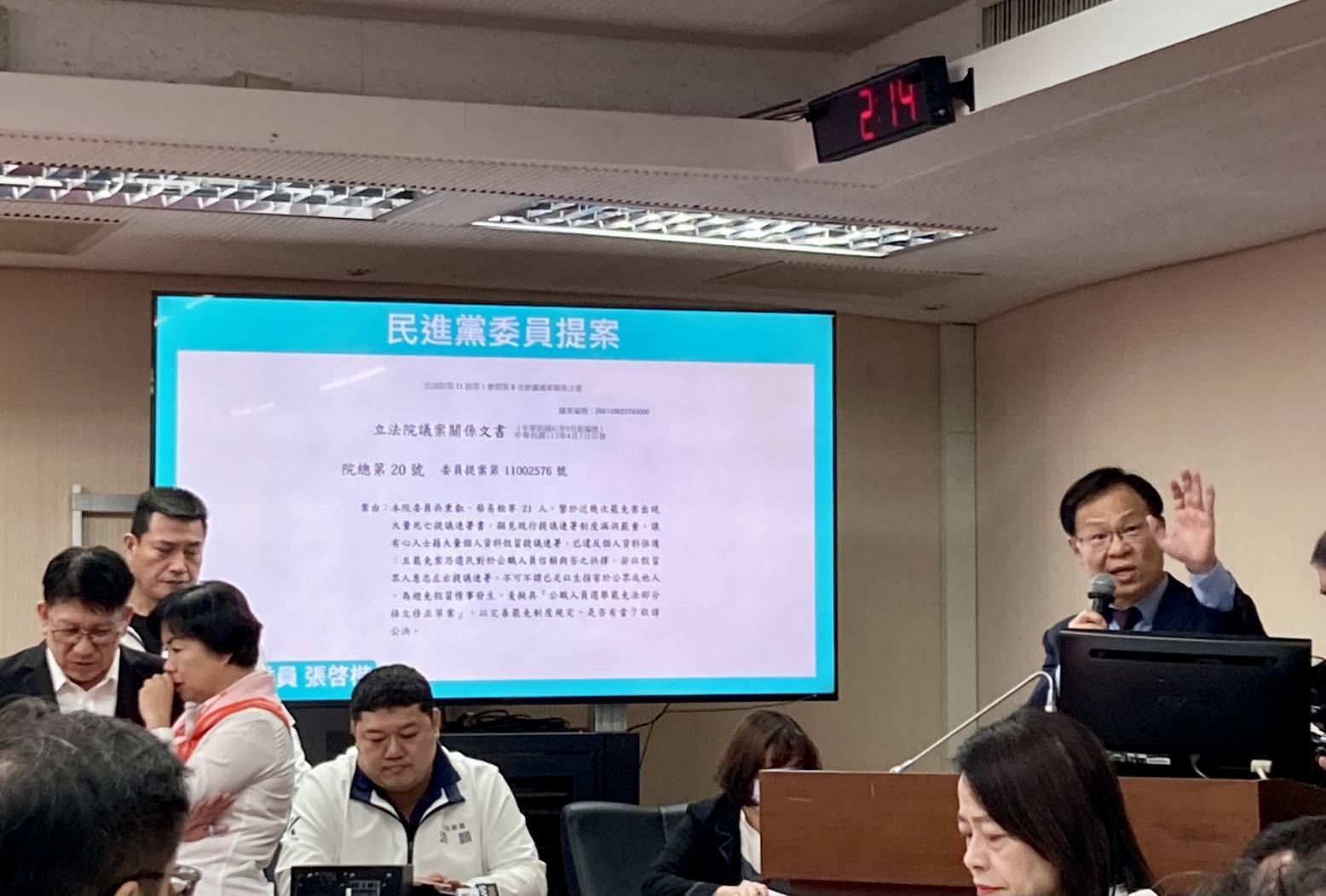 張啓楷一上台即表態他今天是來幫民進黨,也是幫國民黨,希望為選罷法修正案找到理性、中道解決方案。(圖/張啓楷國會辦公室)