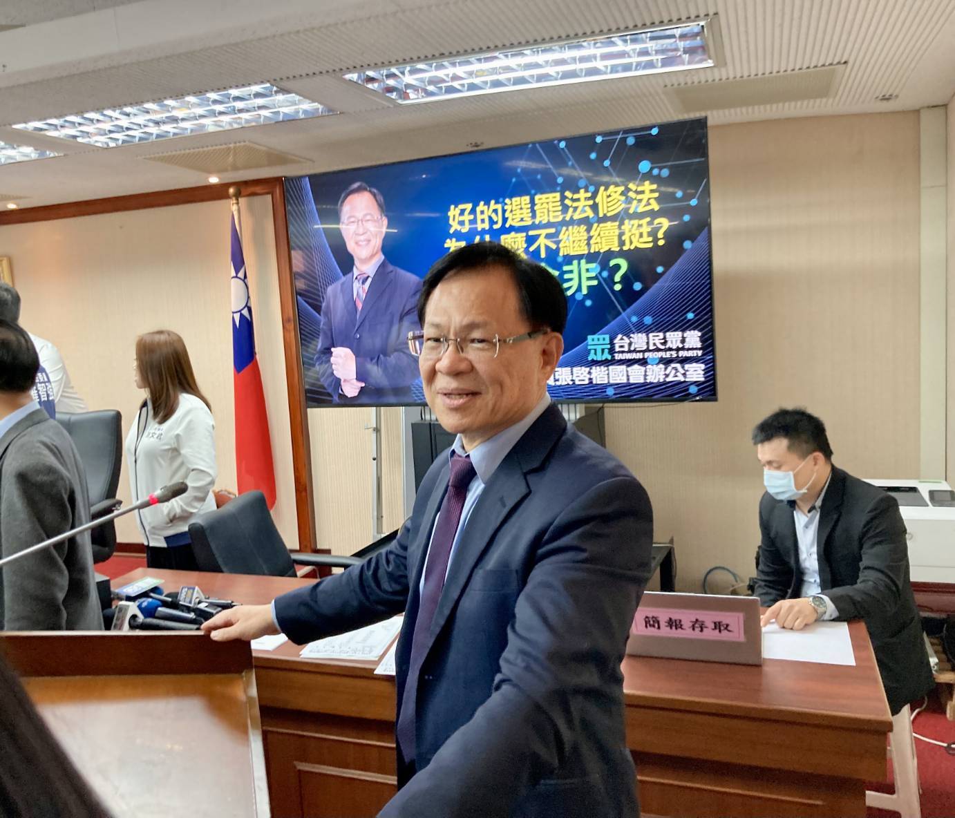 張啓楷表示,蔡易餘、吳秉叡等21人在4月的提案中指出,最近罷免案出現很多無效的連署,甚至還有往生者也出現在連署名單上面。(圖/張啓楷國會辦公室)