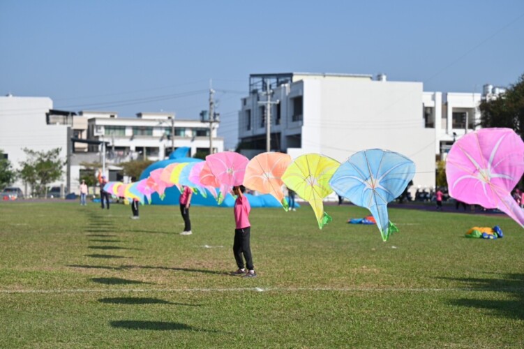 ▲雲林縣風箏協會也帶來多節或立體風箏來示範,讓越港國小親師生嘆為觀止。(記者劉春生攝)