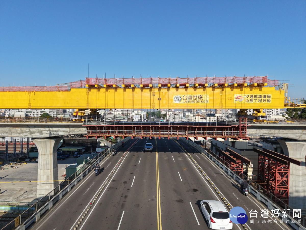 嘉義市北興陸橋上空今（6）日凌晨完成跨越合攏作業/嘉義市府提供