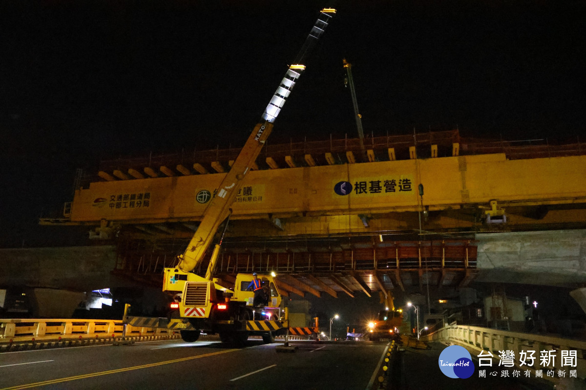 嘉義市北興陸橋上空今(6)日凌晨完成跨越合攏作業/嘉義市府提供