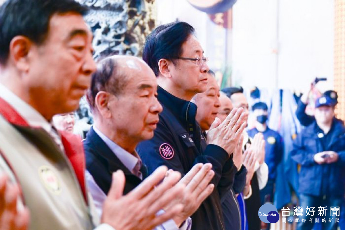 張市長與貴賓虔誠祈求神農大帝庇佑桃園。