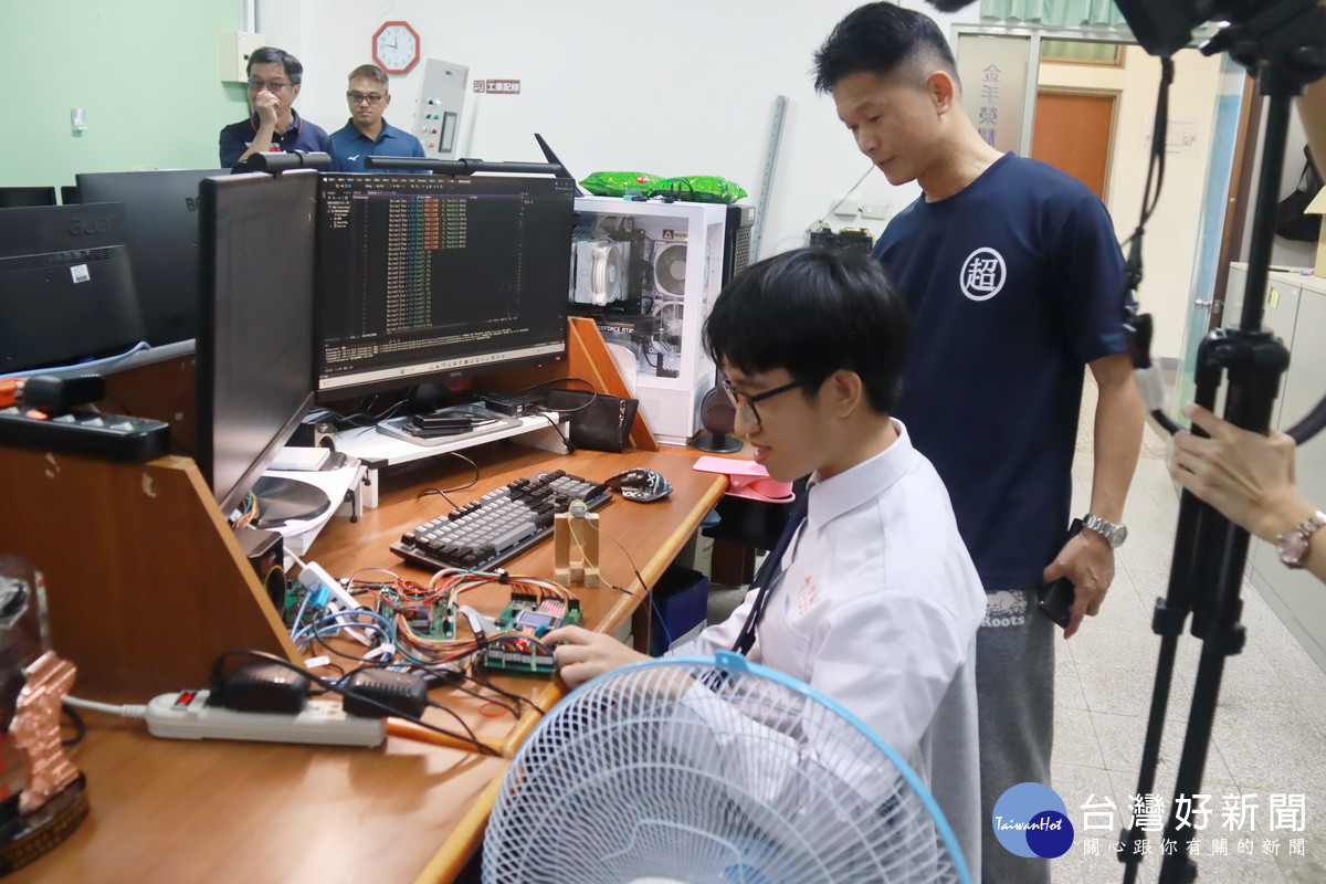 曾振洋同學將可獲保送國立大學並出國參訪。(記者扶小萍攝)