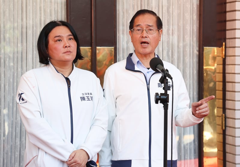 國民黨立委鄭天財(右)喊出「戒嚴是為了保護台灣」,引發綠營抗議,他會後受訪表示,當時戒嚴是為應對中共武力犯台,不能以偏概全去論斷國民黨實施戒嚴完全錯誤。中央社