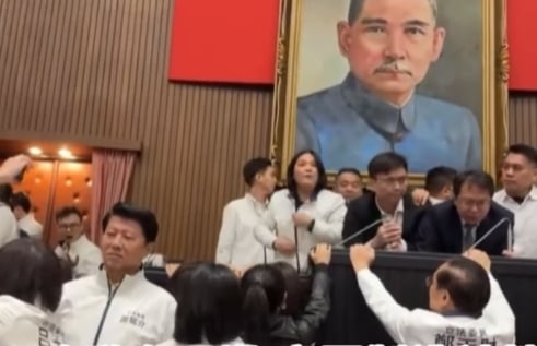 吳沛憶質疑陳玉珍「脫衣求碰瓷」,主動拉下外套意圖製造被性騷。翻攝吳沛憶臉書