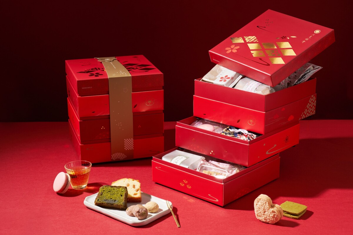 「赤岩最盛角皿」綜合燒菓子禮盒售價NT$560～1,550元／盒；可搭配 10~28種品項。©七見櫻堂。