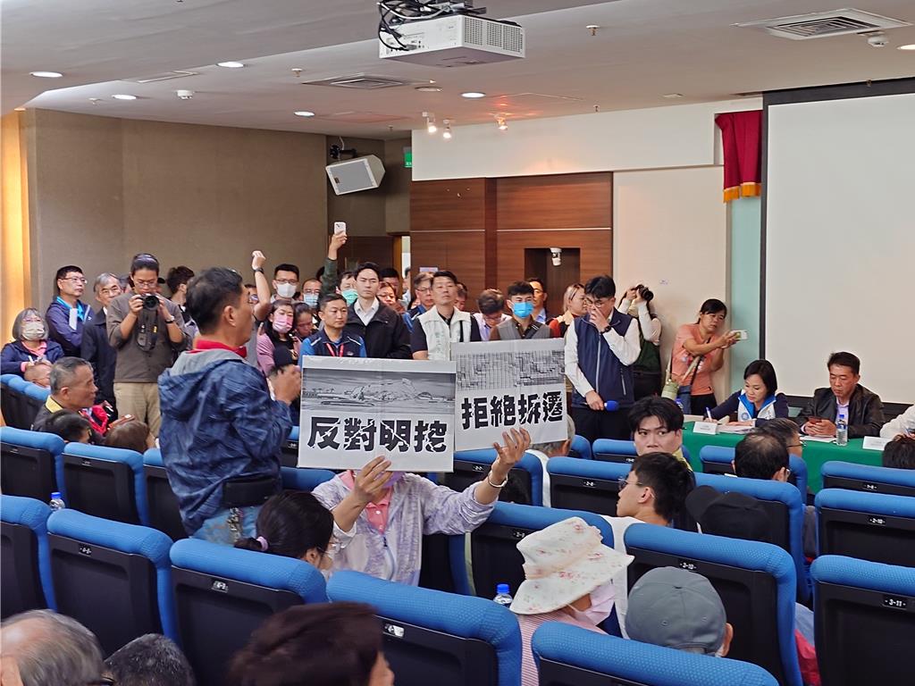 交通部鐵道局6日在高雄市三民區舉行高鐵南延路廊選擇最終場說明會，居民高舉「反對明挖、反對拆遷」牌面，強烈表達訴求。(圖/翻攝網路)