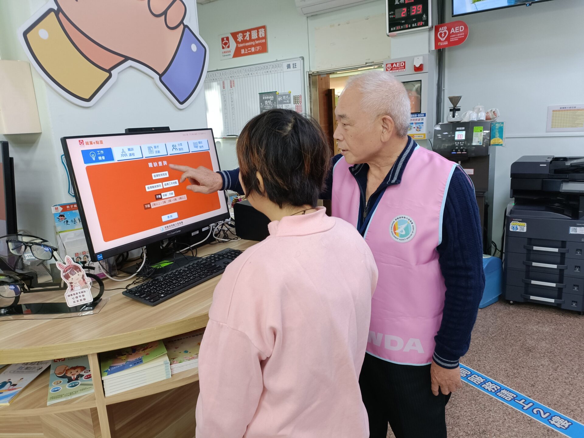 勞動部雲嘉南分署志工團隊獲雙部會表揚 15面獎牌肯定服務量能