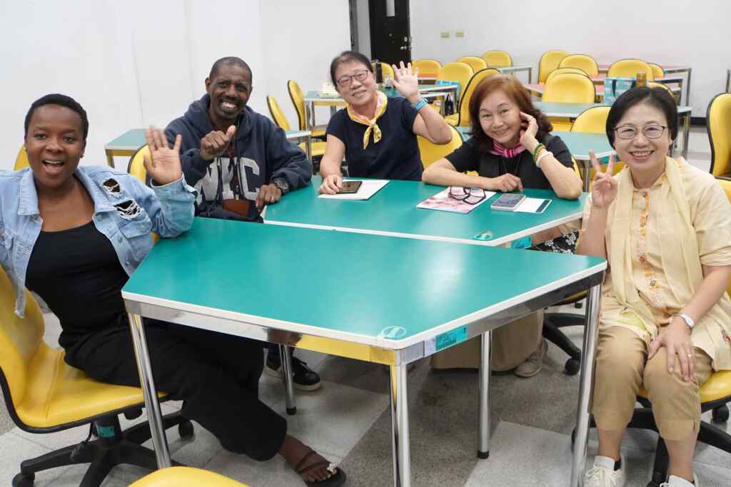▲大葉大學長青大學學員與史瓦帝尼學生開心共學。（記者林明佑翻攝）