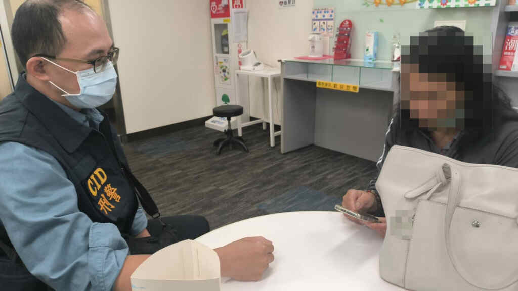 員警到場向女子說明這是詐騙手法。(記者廖承恩翻拍)