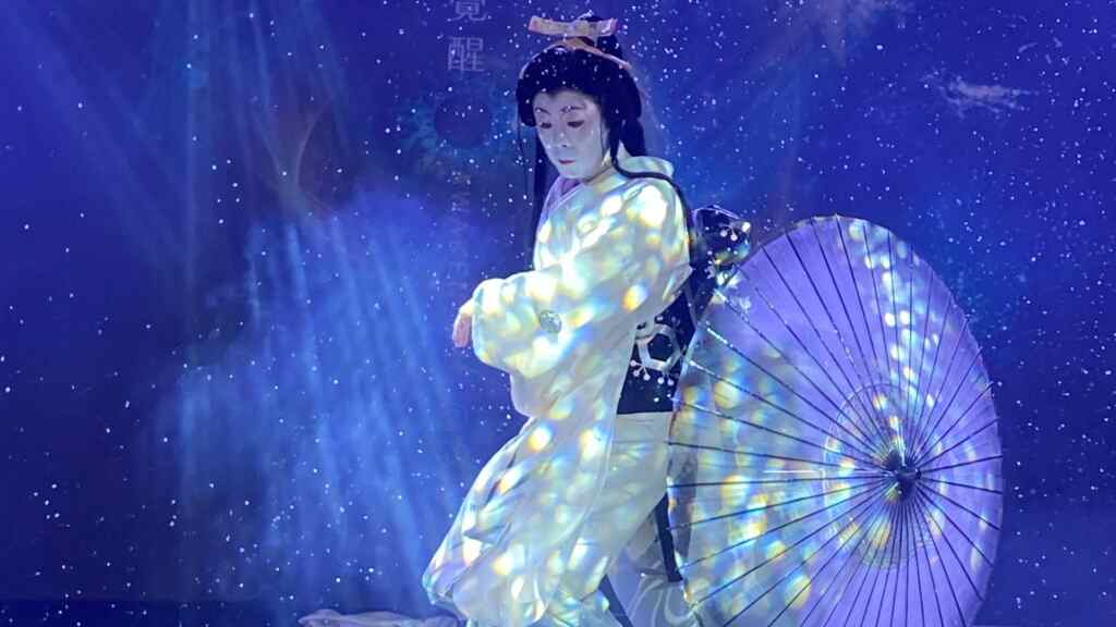 ▲現任日本傳統舞踊大師-若見匠祐助來校表演「鷺娘」。（記者林明佑攝）