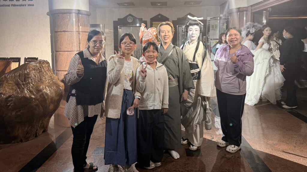 ▲建國科大美術館秘書林育如(左一)與日本傳統舞踊大師-若見匠祐助合影。（記者林明佑攝）