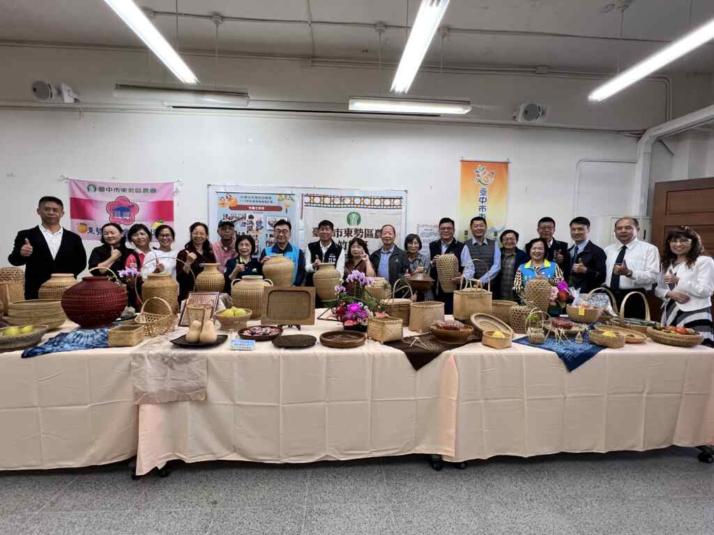 ▲長官來賓參觀竹編成果展。（記者廖妙茜翻攝）