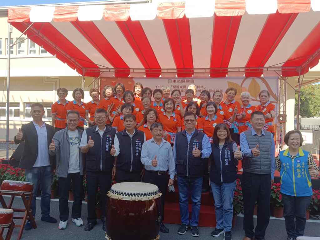 ▲長官來賓與樂齡班合影。（記者廖妙茜翻攝）