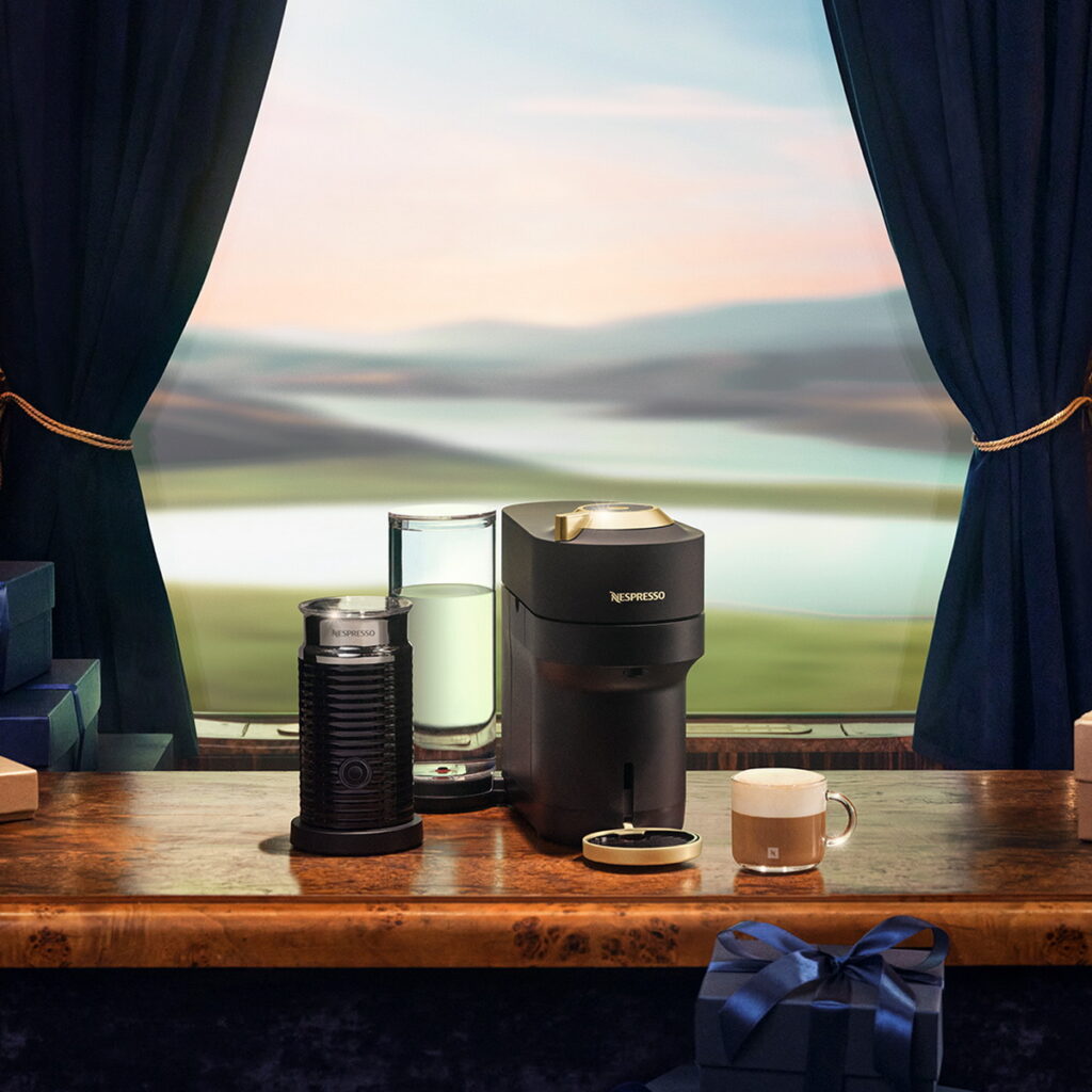 節慶限定色咖啡機升級歲末咖啡時光,Nespresso 推出全新 Vertuo POP + 咖啡機,為佳節增添啜飲樂趣。