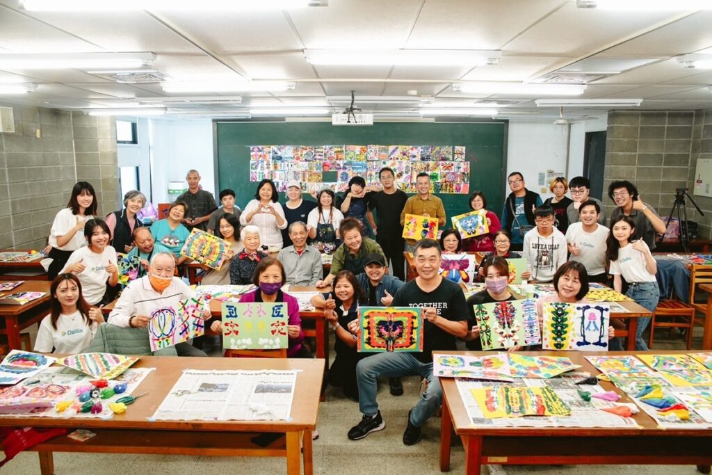 東海大學攜手桃園市「木匠的家關懷協會」,帶領身心障礙學員一同體驗壓印創。(圖/東海大學提供)