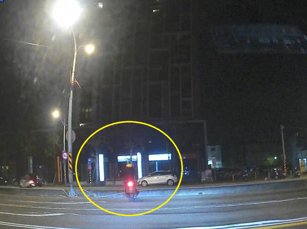 白跑了 50歲機車男誤以為被通緝拒檢狂逃翻車 232 cnews204241206a05