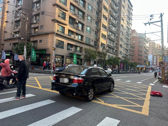 轎車無號誌路口釀禍 6旬婦慘遭撞倒地 58 S 10969138 0