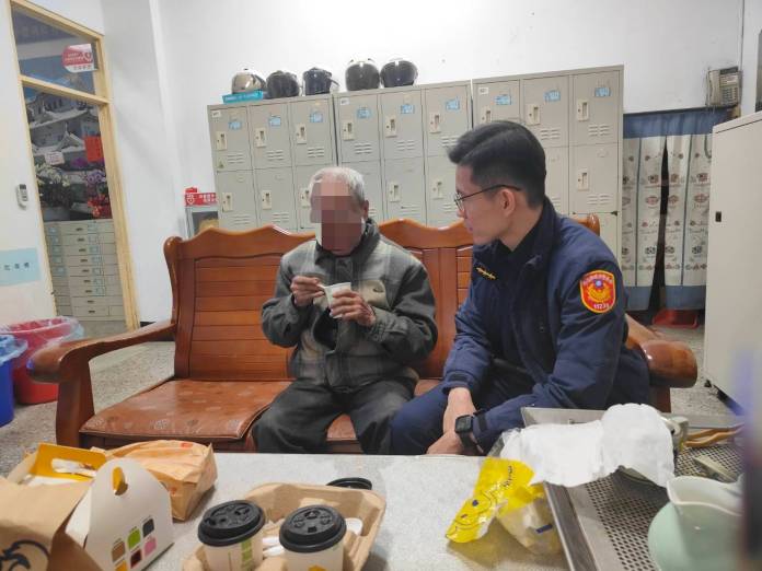 8旬翁騎車迷途好無助 龍潭警暖心伸援助解圍 58 2484500
