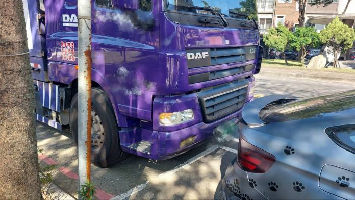 桃園死亡車禍!大貨車、微電車碰撞 騎士當場倒地亡 59 2020763 0