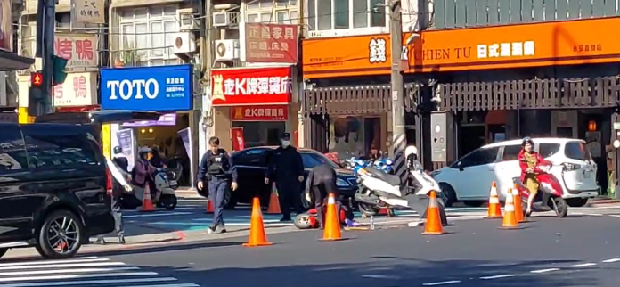桃園死亡車禍!大貨車、微電車碰撞 騎士當場倒地亡 60 ff5w5