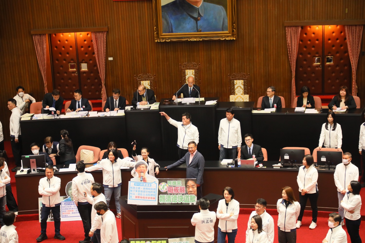 國民黨闖關《公職人員選舉罷免法》,一早甲動在議場內完成人手配置。(記者包克明 攝)