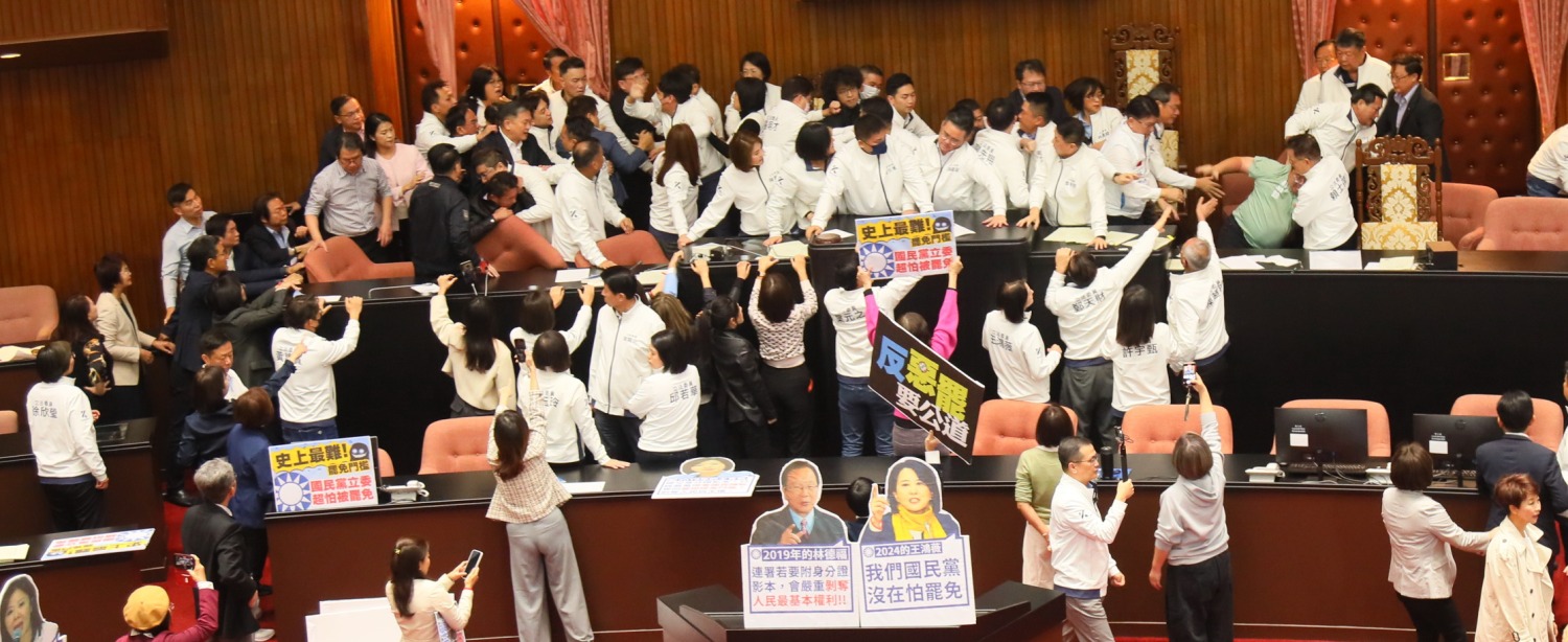 黃仁非常神勇,出手從主席台一把拉著蔡易餘直接拖往右側門,瞬間即排除蔡在主席台的干擾。(記者包克明 攝)