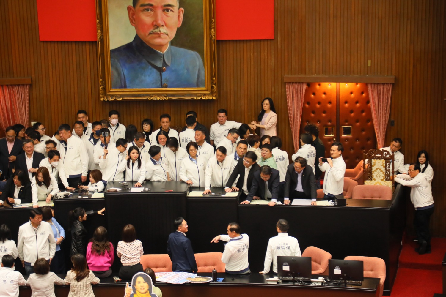 國民黨清空主席台後,民進黨立委雖無法越雷池一步,但議場內大小衝突不斷。(記者包克明 攝)